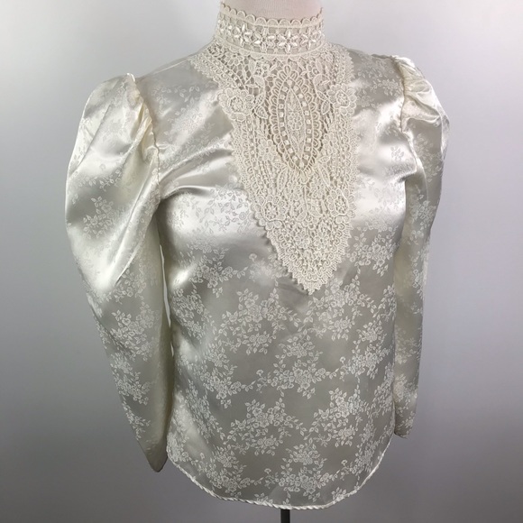 Gunne Sax Tops - Gunne Sax vintage back button blouse lace neckline